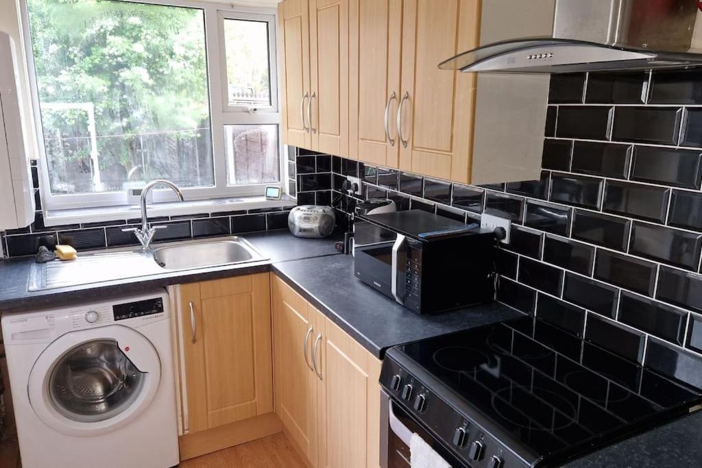 4 Bedroom Perfect Home For The Family Getaway Birmingham Bagian luar foto